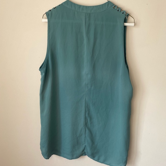 Size XL women’s tank - Picture 2 of 4